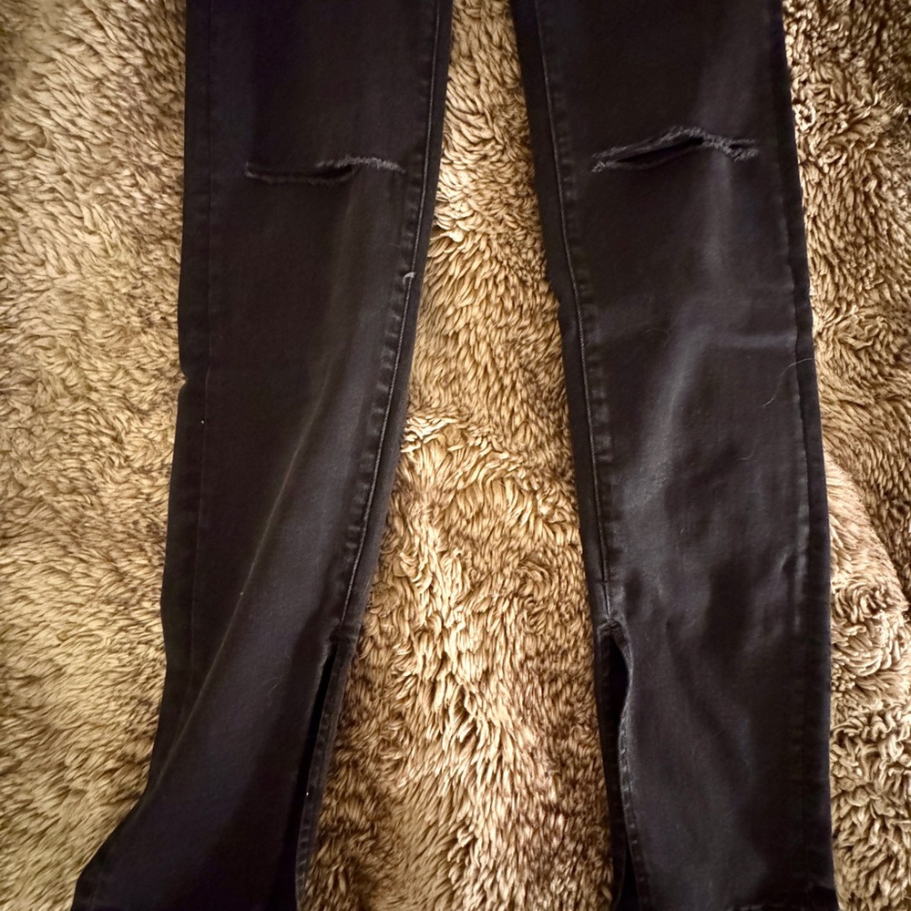 Good American Black Skinny Jeans with Knee Seams - Picture 3 of 4
